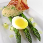 Asparagi, coppa, uovo di quaglia, mele, amaranth, rucola