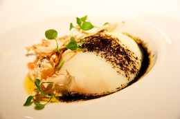 Egg from Söderåsens organic farm, cauliflower, chicken skin and common chickweed